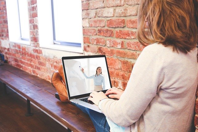 Mujer tomando clase en linea